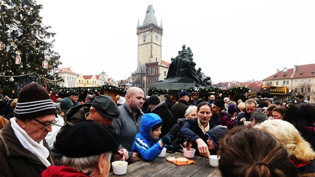 Ministr financí Andrej Babiš a primátorka Prahy Adriana Krnáčová rozlévali na Štědrý den tradiční rybí polévku (24. prosince 2015).