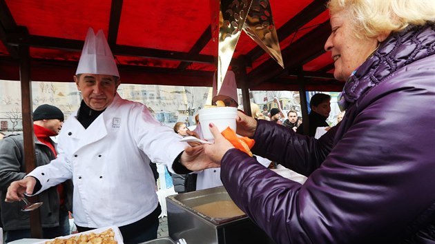Ministr financí Andrej Babiš a primátorka Prahy Adriana Krnáčová rozlévali na Štědrý den tradiční rybí polévku (24. prosince 2015).
