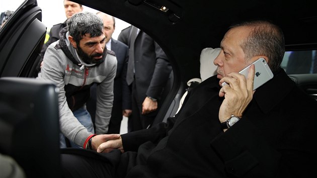 Mu jmnem Vezir Cakras si pots rukou s tureckm prezidentem pot, co si rozmyslel svj mysl spchat sebevradu skokem z mostu (25. prosinec 2015)