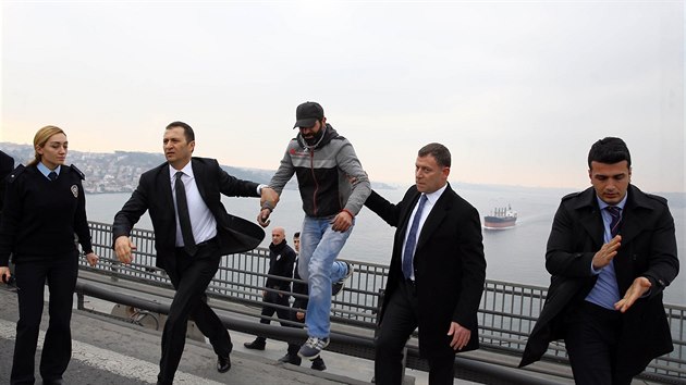 Ochranka vede Cakrase k vozu tureck hlavy sttu potom, co mu rozmluvila skok z mostu spojujcho evropskou a asijskou st Istanbulu (25 prosinec 2015)