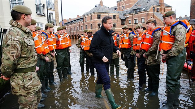 Vojci zdrav britskho premira Davida Camerona, kter pijel do Yorku pot, co se vylila mstn eka z beh (28. prosinec 2015)