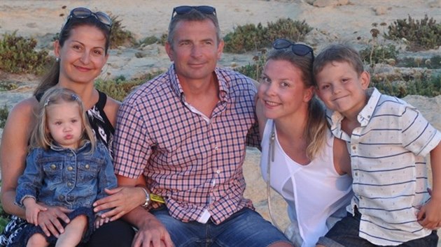Michaela Chovancová na dovolené s manželem, starší dcerou, malým Samem a Sandrou, kterou mají v pěstounské péči.