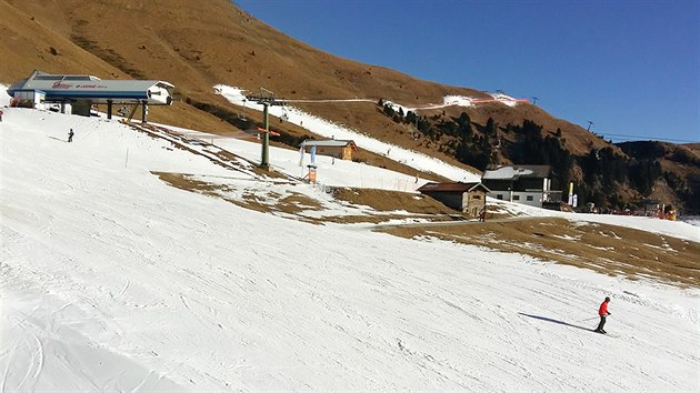 Sjezdovka nad Pampeagem pod masivem Latemaru