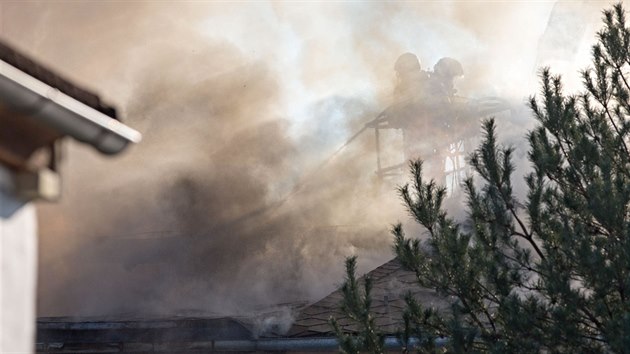 V eskch Budjovicch bojovali hasii na tdr den s tragickm porem rodinnho domu, zemeli pi nm ti lid (24. prosince 2015)