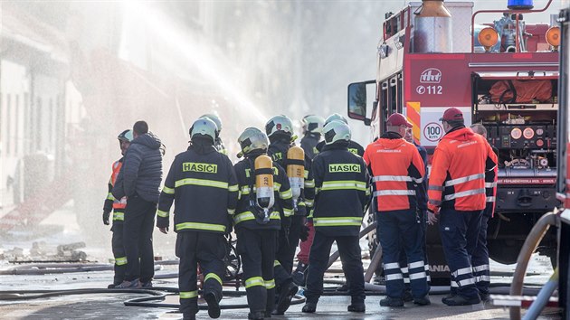 V eskch Budjovicch bojovali hasii na tdr den s tragickm porem rodinnho domu, zemeli pi nm ti lid (24. prosince 2015)