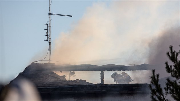 V Českých Budějovicích bojovali hasiči na Štědrý den s tragickým požárem rodinného domu, zemřeli při něm tři lidé (24. prosince 2015)