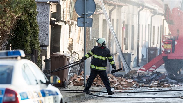 V Českých Budějovicích bojovali hasiči na Štědrý den s tragickým požárem rodinného domu, zemřeli při něm tři lidé (24. prosince 2015)