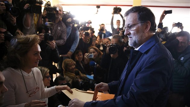 panlsk premir a kandidt Lidov strany Mariano Rajoy u voleb (20. prosince 2015).
