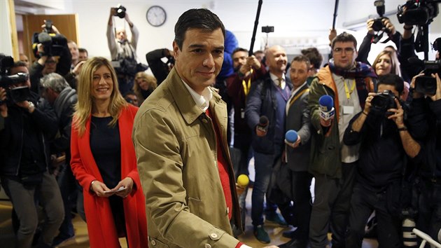 Ldr panlskch socialist Pedro Sanchez pzuje fotografovi u volebn urny (20. prosince 2015).