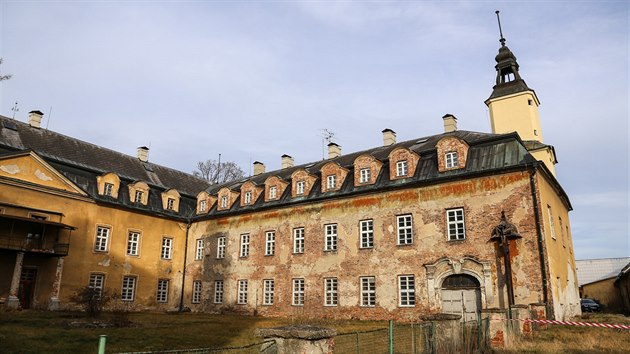 Od druhé poloviny 16. století tvrz, kterou rod Skrbenských v 60. letech 18. století přebudoval na zámek. (27. prosince 2015)