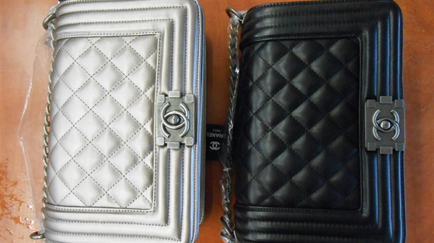 Padlky kabelek znaky Chanel.