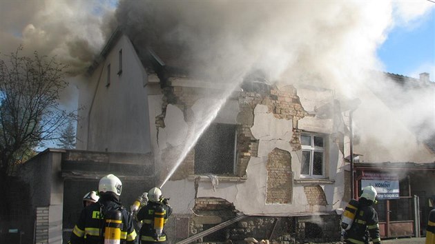 V eskch Budjovicch bojovali hasii na tdr den s tragickm porem rodinnho domu, zemeli pi nm ti lid.