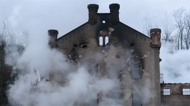 V nedli brzy rno zasahovali stedoet hasii u rozshlho poru bvalho mlna v Krnsku.