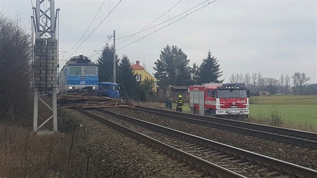 Osobn vlak se u Lys nad Labem srazil s nkladnm autem.