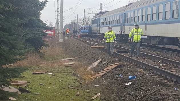 Osobn vlak se u Lys nad Labem srazil s nkladnm autem.