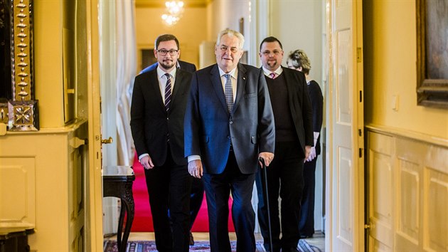 Prezident Miloš Zeman přichází spolu s mluvčím Jiřím Ovčáčkem a protokolářem Jindřichem Forejtem na natáčení vánočního proslovu z Lán