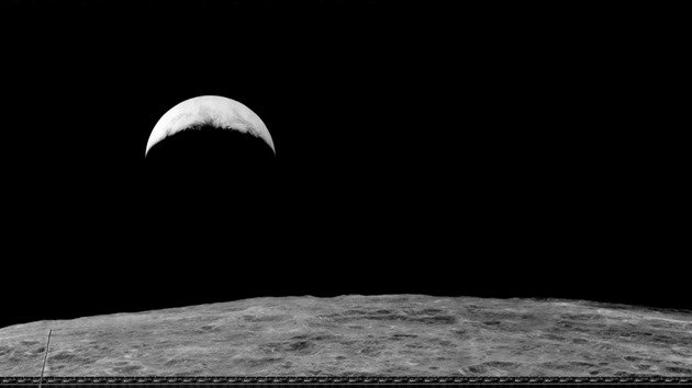 První snímky vycházející Země nad povrchem Měsíce pořídila 28. srpna 1966 americká sonda Lunar Orbiter 1, která létala po oběžné dráze kolem Měsíce a kromě vědeckých měření pořizovala snímky lunárního povrchu, především stereosnímky devíti vybraných oblastí, s nimiž se počítalo pro přistání posádek programu Apollo (celkem 206 širokoúhlých a 11 detailních záběrů). Nic však nemohlo překonat o dva roky později bezprostřední zážitek během letu trojice mužů z lodi Apollo 8 kolem Měsíce.