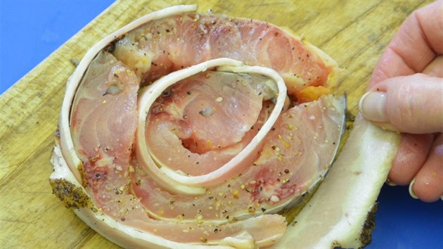 Postupn po obvodu pikldejte dal ryb prouky proloen slaninou. Stoen biftek nakonec ovite dalmi prouky slaniny.