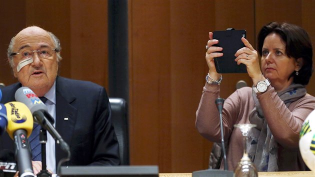 Sepp Blatter (vlevo) a jeho dcera Corinne bhem tiskov konference, kde vcarsk funkcion reagoval na osmilet zkaz ve fotbale.
