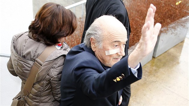 Sepp Blatter se svou dcerou Corinne odchází z tiskové konference v Curychu.