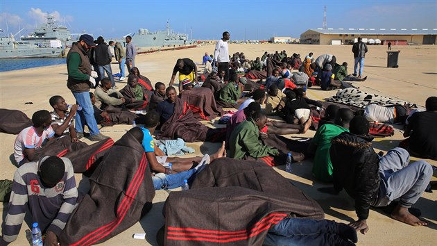 Migranti na nmon zkladn v Tripolisu odpovaj pot, co byli zachrnni ze Stedozemnho moe. Lo, na jej palub cestovali do Evropy, se potopila (21. prosince 2015)