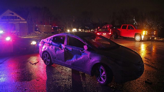 Jeden z automobil, kter v texaskm Rowlettu pokodilo torndo (26. prosince 2015)