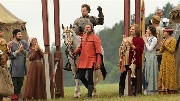 Kryštof Hádek (princ Karel) na Sihamovi. Koně vede horse master Václav Plánka.