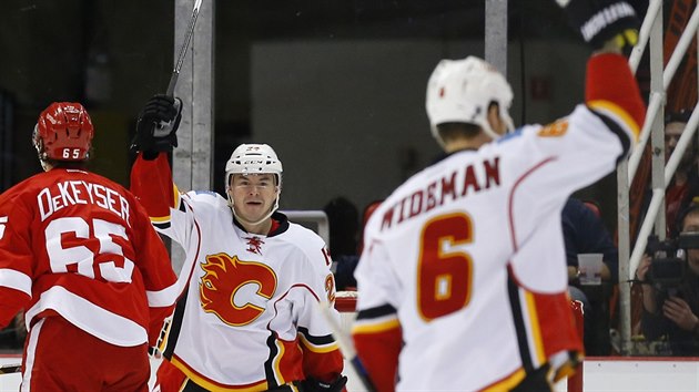 Ji Hudler z Calgary se raduje z glu, kter vstelil jeho spoluhr Dennis Wideman.