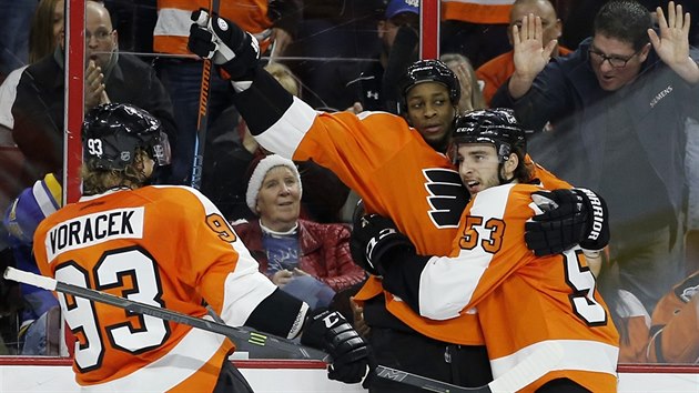 Z glu Philadelphie se raduj (zprava) Shayne Gostisbehere, Wayne Simmonds a Jakub Vorek.