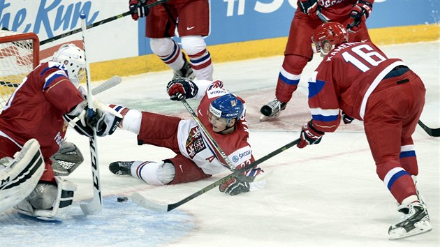 esk hokejista David Kae pad ped brankou ruskho glmana Alexandra Georgijeva, po puku se vrh obrnce Vladislav Kamenv.