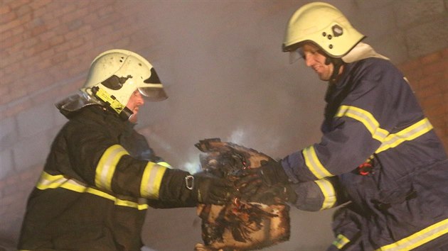 Po dohaen poru rodinnho domu ve Vcov hasii odneli uskladnn vci (27.12.2015).