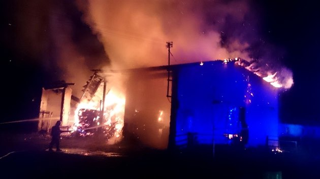 Požár seníku ve Vojkovicích na Karlovarsku zaměstnal hned ráno deset jednotek hasičů.