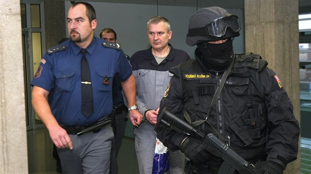 Lihový boss Radek Březina si přichází vyslechnout rozsudek k olomouckému soudu. (22. 15. 2015)