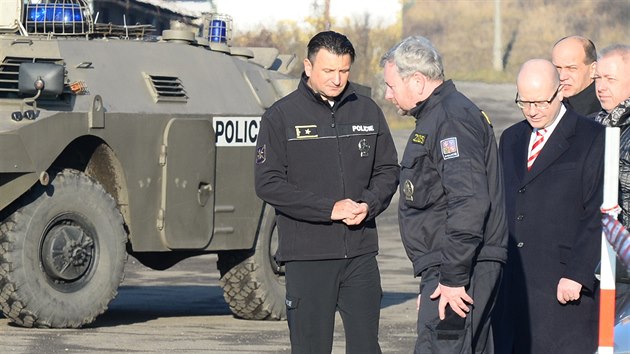 Na nvtvu arelu muninch sklad ve Vlachovicch-Vrbticch dorazili (zleva) policejn prezident Tom Tuh, krajsk policejn f Jaromr Tkadleek, premir Bohuslav Sobotka a ministr vnitra Milan Chovanec (2015).