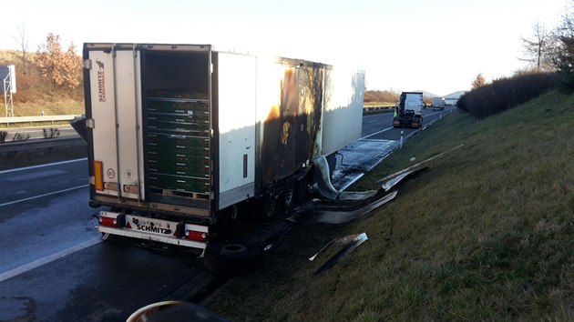 Hoc kamion s mandarinkami omezil provoz na dlnici D5 smrem na Prahu (23.12.2015)