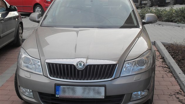 Škoda Octavia, ze které neznámý zloděj vykradl budíky z přístrojové desky.