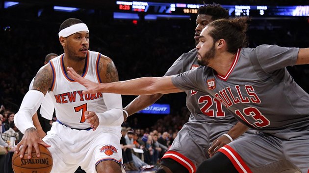 Carmelo Anthony (vlevo) z New Yorku je brnn Jimmym Butlerem (uprosted) a Joakimem Noahem z  Chicaga.