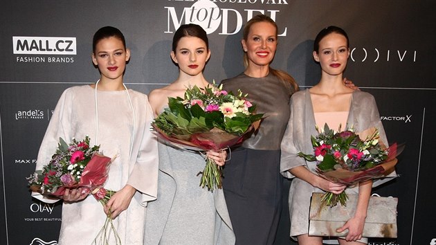 Simona Krainov a vtzky soute Czechoslovak TopModel: druh Laura Lukov, vtezka Tatiana Zvolsk a tet Nikola hov (26. listopadu 2015)