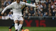 Cristiano Ronaldo promuje pokutový kop v utkání s Vallecanem.