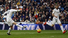 Gareth Bale dává svojí druhou branku do sít Vallecana.