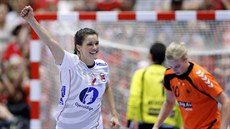 Norská házenkáka Stine Skograndová slaví v utkání s Nizozemskem.