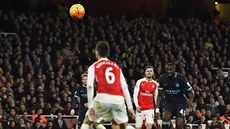 KRÁSNÁ RÁNA. Yaya Touré z Manchesteru City dává p�kný gól v utkání s Arsenalem.