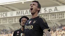 Útoník Juventusu Mario Manduki slaví vstelenou branku do sít Carpi.