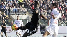 Paul Pogba z Juventusu stílí v zápase italské ligy proti Carpi.