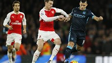 Sergio Agüero z Manchesteru City se sna�í udr�et mí� v souboji s obráncem...