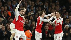 Fotbalisté Arsenalu slaví druhý vstelený gól do sít Manchesteru City.