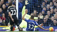 Xherdan Shaqiri ze Stoke otevírá skóre zápasu s Evertonem přesnou střelou za...