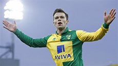 Záložník Norwiche Jonathan Howson se raduje z gólu do sítě Aston Villa.