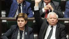 Beata Szydlová a Jaroslaw Kaczynski bhem stedeního hlasování v parlamentu...