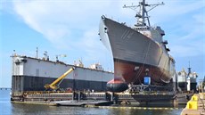 spuštění nejnovějšího amerického torpédoborce na vodu